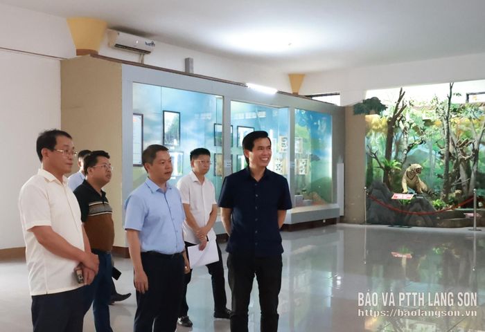 Đồng chí Hoàng Quốc Khánh, Ủy viên Trung ương Đảng, Bí thư Tỉnh ủy khảo sát tại Bảo tàng tỉnh