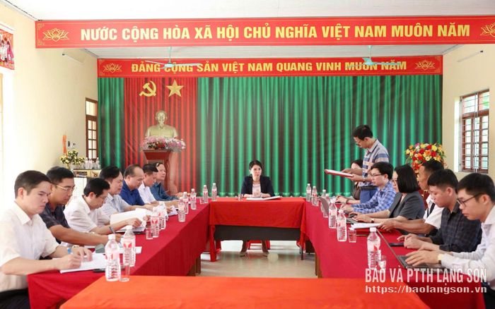 Đoàn công tác khảo sát tình hình hoạt động sau sáp nhập tại thôn Minh Hiệp, xã Thống Nhất