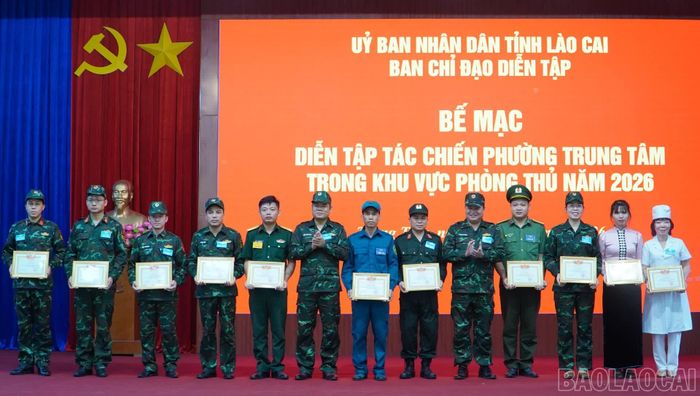 Trao giấy khen cho các tập thể, cá nhân có thành tích xuất sắc trong diễn tập chiến đấu phòng thủ phường Trung Tâm năm 2026.