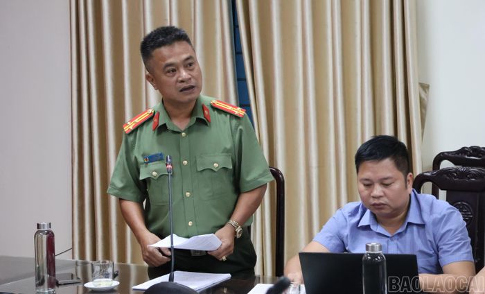 Thượng tá Lê Cao Bách - Phó Trưởng phòng An ninh mạng và phòng, chống tội phạm sử dụng công nghệ cao Công an tỉnh Lào Cai phát biểu tại buổi làm việc.