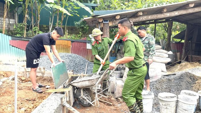 Công an xã Bát Xát giúp dân xóa nhà tạm, nhà dột nát.