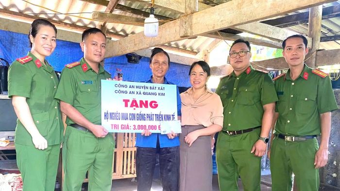 Nhiều hoạt động dân vận hướng về người nghèo của Công an xã Bát Xát giúp người dân có cuộc sống ấm no hơn.
