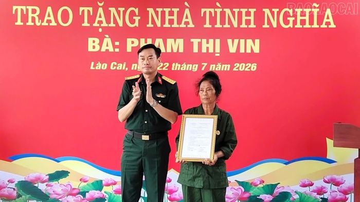 Trao tặng nhà tình nghĩa, góp phần giúp gia đình chính sách có điều kiện ổn định cuộc sống.