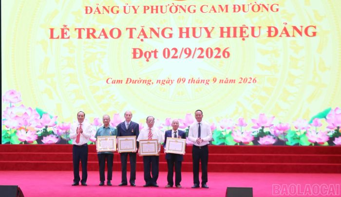 Trao Huy hiệu 65 năm và 60 năm tuổi Đảng cho các đảng viên.