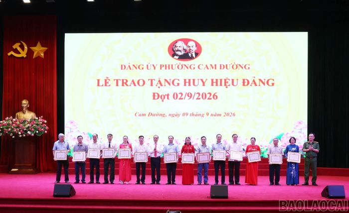 Trao Huy hiệu 30 năm tuổi Đảng cho các đảng viên.