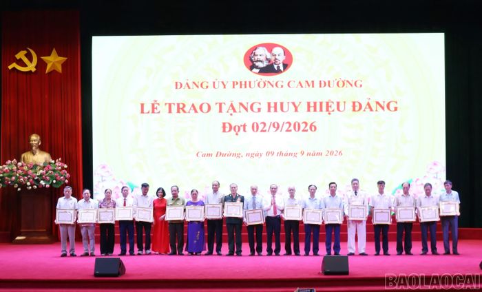Trao Huy hiệu 35 năm tuổi Đảng cho các đảng viên.