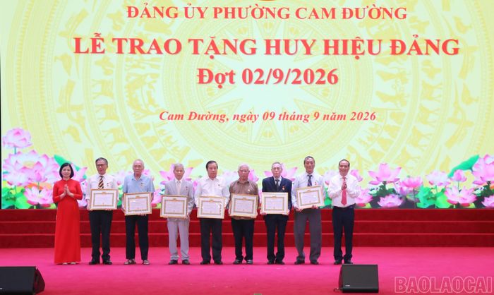 Trao Huy hiệu 50 năm tuổi Đảng cho các đảng viên.