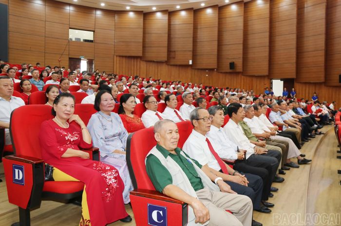 Các đại biểu dự buổi lễ.