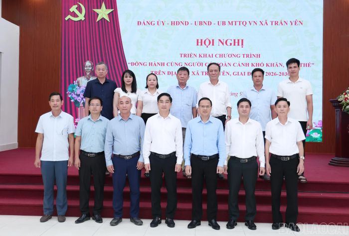 Các cơ quan, đơn vị, doanh nghiệp ký bản ghi nhớ “Đồng hành cùng người có hoàn cảnh khó khăn, yếu thế” với xã Trấn Yên.