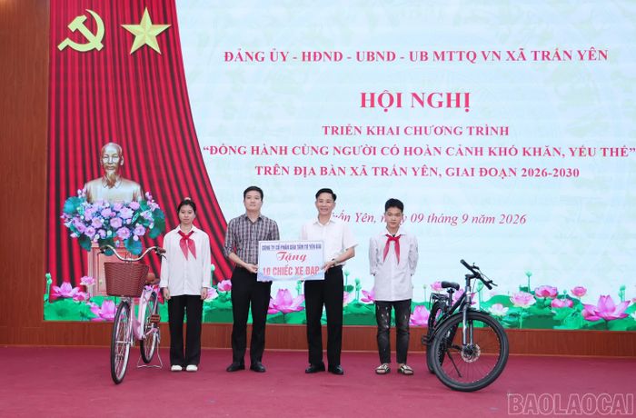Trao các phần quà cho người yếu thế, hộ nghèo và học sinh có hoàn cảnh khó khăn trên địa bàn xã Trấn Yên.