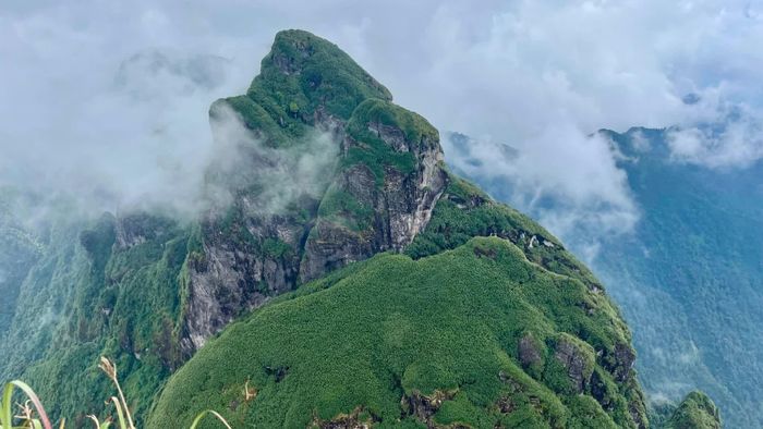 Vẻ đẹp hùng vĩ của núi Ngũ Chỉ Sơn.