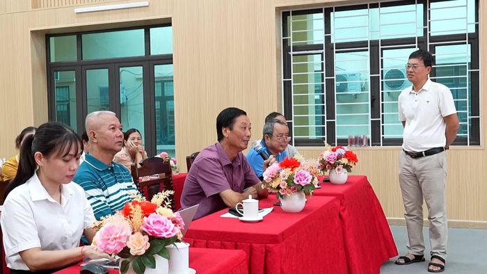 Đại trao đổi, thảo luận trực tiếp với báo cáo viên.