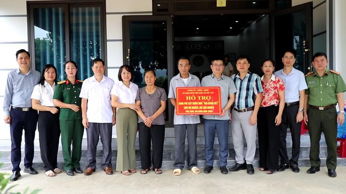 Trao kinh phí hỗ trợ cho các gia đình.
