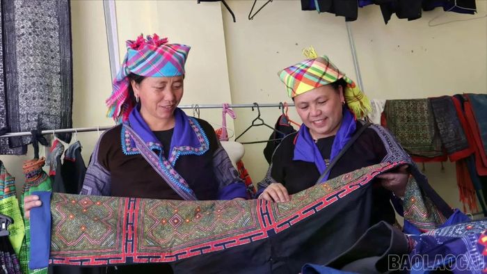 Niềm vui của người dân xã Mù Cang Chải từ nghề thêu, dệt thổ cẩm truyền thống.