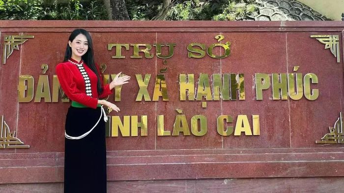 Nhiều du khách, đặc biệt là các bạn trẻ, đến trụ sở Đảng ủy xã Hạnh Phúc để lưu lại những bức ảnh kỷ niệm với tên gọi ý nghĩa của địa phương. (Ảnh: Phạm Bằng)
