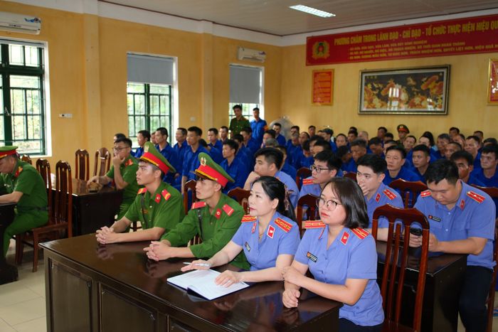 Đại biểu và các học viên cai nghiện tham dự phiên tòa.