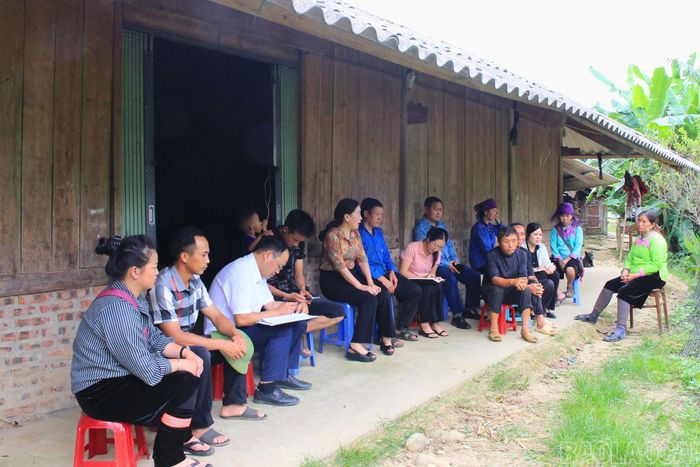 Đoàn công tác của Ủy ban MTTQ Việt Nam phường Sa Pa trực tiếp gặp gỡ, trao đổi với người dân tổ dân phố Má Tra, ghi nhận những ý kiến liên quan đến đất đai, giải phóng mặt bằng và đời sống dân sinh.