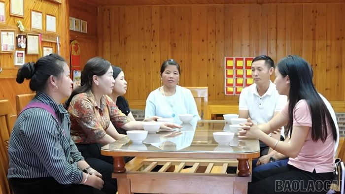 MTTQ phường Sa Pa trao đổi trực tiếp với người dân, lắng nghe và tổng hợp các ý kiến, kiến nghị từ cơ sở để phản ánh tới cơ quan có thẩm quyền.