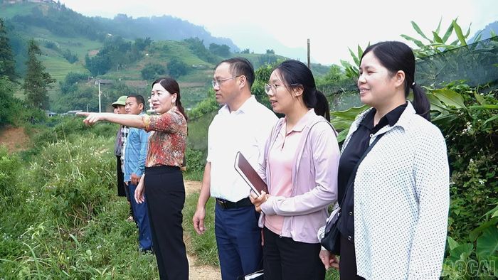 Cán bộ Ủy ban MTTQ Việt Nam phường Sa Pa kiểm tra thực địa, nắm bắt những vấn đề phát sinh trong quá trình triển khai các công trình, dự án trên địa bàn.