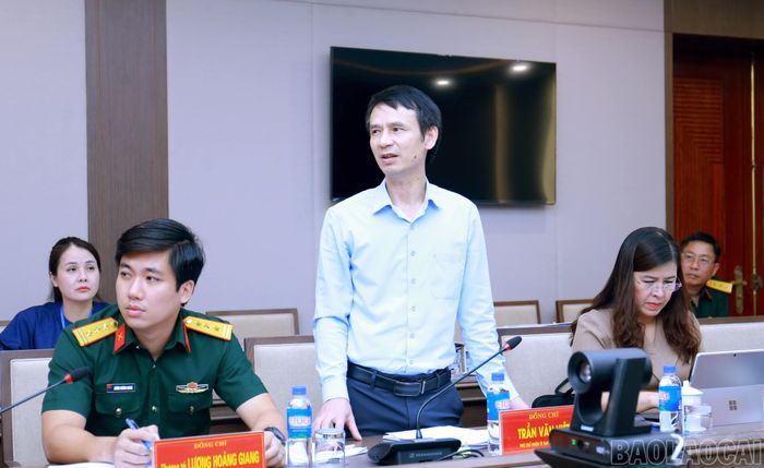 Thành viên Hội đồng Thi đua - Khen thưởng tỉnh phát biểu tại cuộc họp.