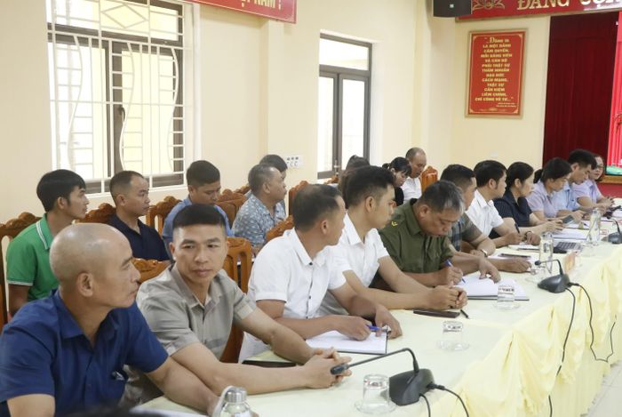 Đại diện người dân các thôn tham dự buổi đối thoại.