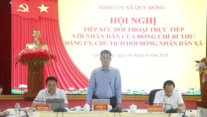 Lãnh đạo xã phát biểu tại buổi đối thoại.