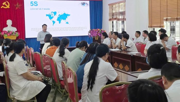 Phòng Điều dưỡng và Phòng Quản lý chất lượng, Bệnh viện Đa khoa số 2 tỉnh Lào Cai hỗ trợ tập huấn công tác điều dưỡng, kỹ năng giao tiếp và thực hành 5S.
