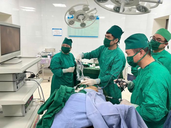 Bác sĩ Bệnh viện Đa khoa số 2 tỉnh Lào Cai hỗ trợ Trung tâm Y tế khu vực Si Ma Cai triển khai kỹ thuật phẫu thuật nội soi sau phúc mạc lấy sỏi.