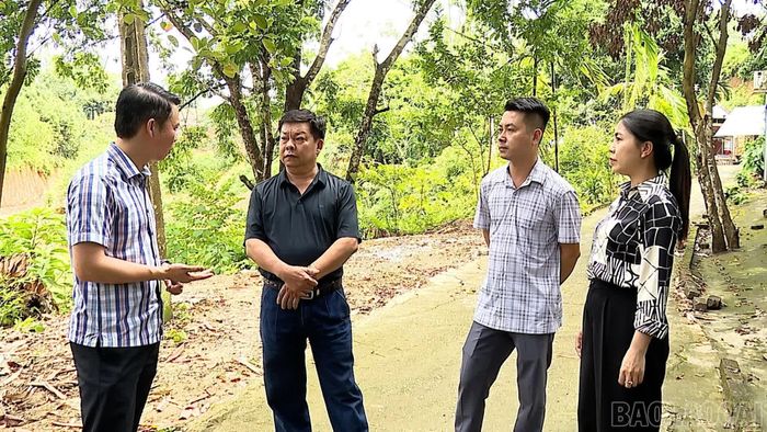 Lãnh đạo phường Văn Phú trao đổi thông tin với người dân có đất bị thu hồi về dự án đang triển khai.