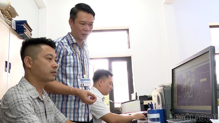 Chuyên viên Phòng Nông nghiệp và Môi trường phường Văn Phú kiểm tra hồ sơ xác định nguồn gốc đất phục vụ công tác giải phóng mặt bằng.