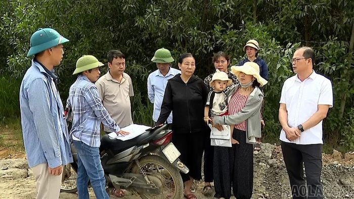Người dân xã Đông Cuông đồng ý với chủ trương thu hồi đất để giải phóng mặt bằng phục vụ thi công nút giao IC15 và tuyến đường gom dân sinh thuộc Dự án mở rộng cao tốc Nội Bài - Lào Cai (đoạn Yên Bái - Lào Cai).