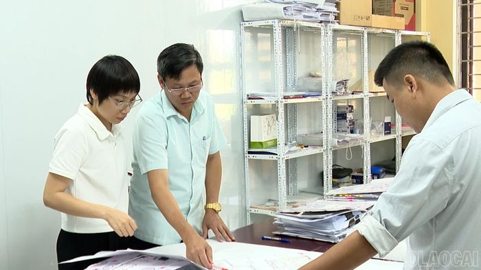 Tổ giải phóng mặt bằng Khu công nghiệp Trấn Yên, phường Âu Lâu kiểm tra hồ sơ thu hồi đất của các hộ dân bị ảnh hưởng bởi dự án.