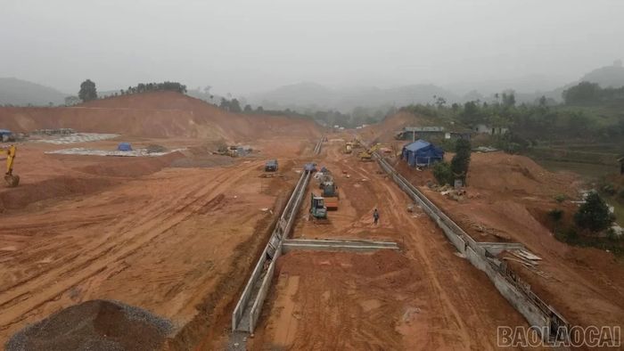 Dự án đường trục chính Cụm công nghiệp Phú Thịnh đang được tăng tốc thi công sau khi có mặt bằng bàn giao.