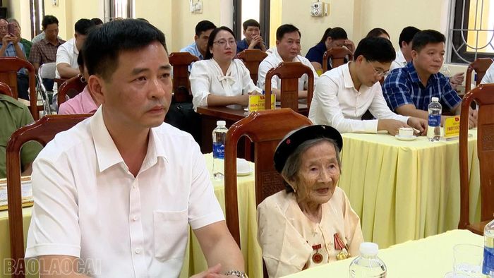 Các đại biểu tham dự buổi lễ.