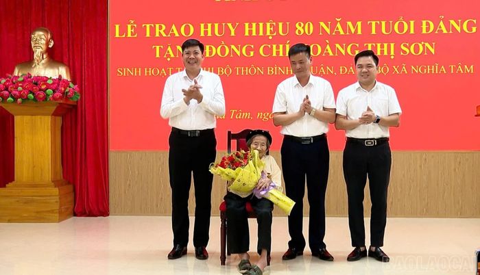 Lãnh đạo xã Nghĩa Tâm chúc mừng đồng chí Hoàng Thị Sơn.