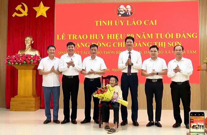 Đồng chí Nguyễn Thế Phước cùng các đồng chí lãnh đạo chúc mừng đồng chí Hoàng Thị Sơn.