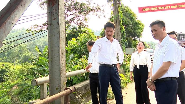 Đồng chí Nguyễn Thế Phước - Phó Bí thư Tỉnh ủy, Chủ tịch Ủy ban MTTQ Việt Nam tỉnh kiểm tra một số công trình, hạ tầng giao thông.