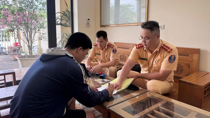 Lực lượng cảnh sát giao thông lập biên bản xử lý người điều khiển phương tiện vi phạm.