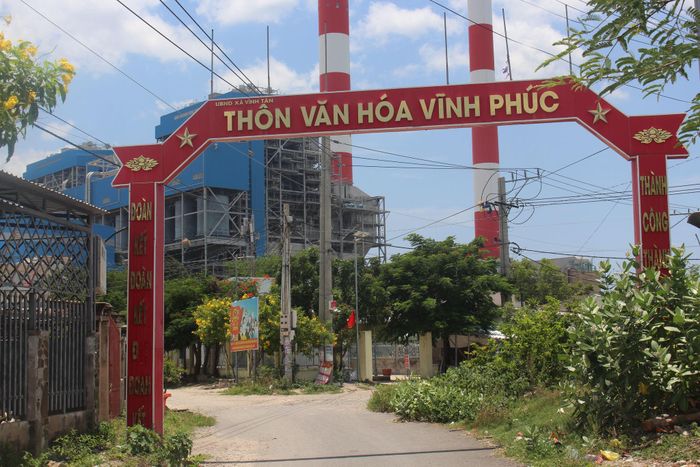 Thôn Vĩnh Phúc (nay là thôn Vĩnh Tân) thường xuyên bị ảnh hưởng bởi tiếng ồn, bụi từ Trung tâm Điện lực Vĩnh Tân