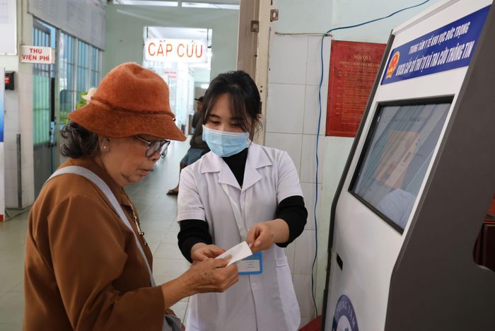 Hỗ trợ người bệnh lấy số thứ tự và tra cứu thông tin trại Kiosk lấy số thứ tự của trung tâm