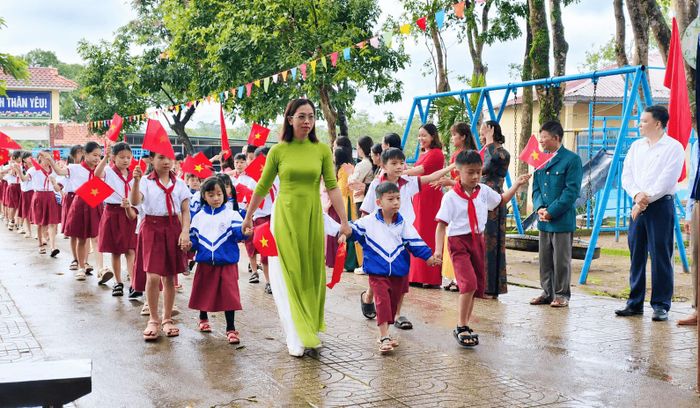 Cô và trò Trường Tiểu học Đoàn Thị Điểm trong ngày khai giảng năm học mới 2026 - 2027