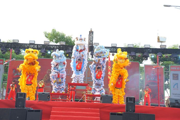 Những sắc màu rực rỡ của các chú lân góp phần tạo nên không khí sôi động tại liên hoan