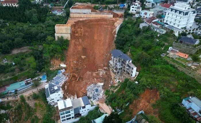 Sạt lở kinh hoàng tại Khu dân cư đường Hoàng Hoa Thám, phường Xuân Hương - Đà Lạt năm 2023 làm 2 người chết, 1 ngôi nhà bị sập hoàn toàn.