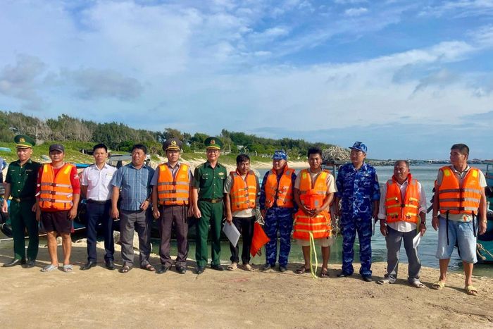 Các ngư dân được bàn giao cho chính quyền địa phương và Đồn Biên phòng Cửa khẩu cảng Phú Quý