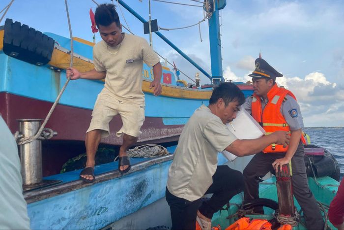Ngư dân được hỗ trợ cập cảng Phú Quý