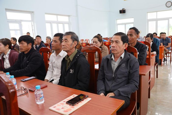 Đông đảo cán bộ, công chức, đại diện các tổ chức đoàn thể, thành viên tổ công nghệ số cộng đồng trên địa bàn xã Nam Hà Lâm Hà tham dự