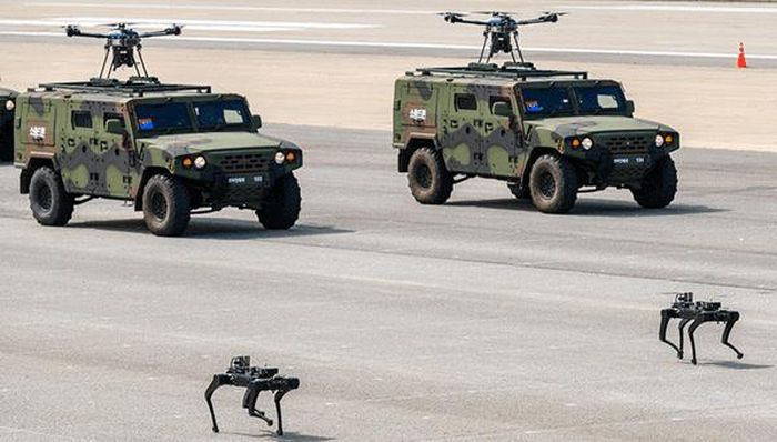 Chó robot cùng UAV tại căn cứ Seoul. Ảnh: Kim Jae-Hwan / SOPA Images / LightRocket via Getty Images