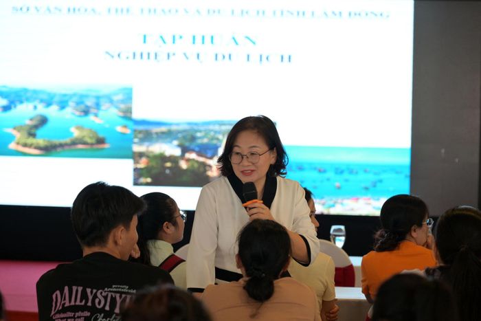 Ths. Dương Thị Hiền, Phó Trưởng phòng Phòng Quản lý Du lịch truyền đạt một số nội dung đến học viên