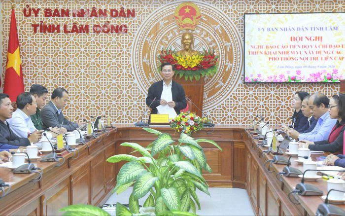 Ủy viên Ban Chấp hành Trung ương Đảng, Phó Bí thư Tỉnh ủy, Chủ tịch UBND tỉnh Lâm Đồng Hồ Văn Mười chủ trì họp với các đơn vị liên quan về tiến độ các dự án Trường học nội trú biên giới
