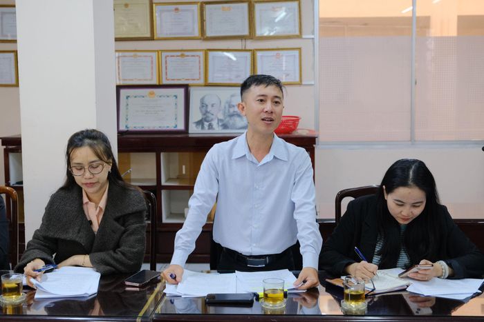 Đại diện phòng chuyên môn Sở Văn hóa, Thể thao và Du lịch tỉnh Lâm Đồng trao đổi tại buổi làm việc